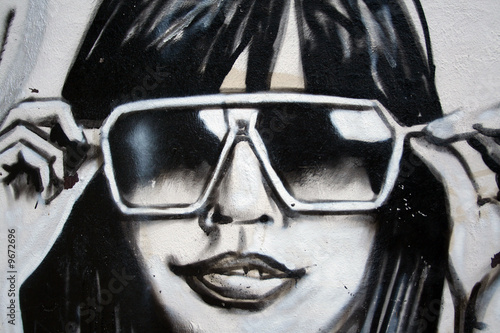 Fototapeta na wymiar graffiti moda. chica con gafas de sol