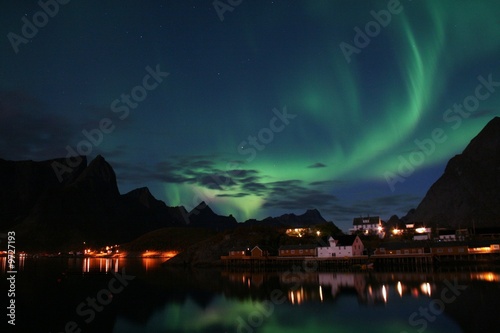 Plakat na papierze fotorealistycznym Polarne światło nad sakrisoy lofoten