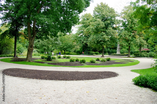 Fototapeta na wymiar Allées dans un parc public, Allemagne.