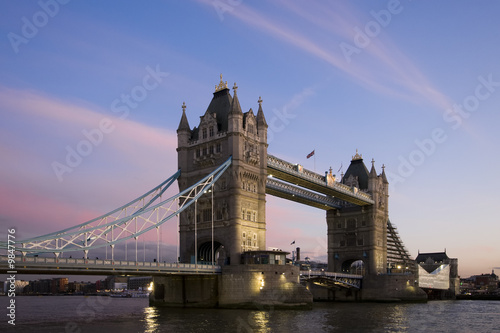 Fotoboard na płycie London Tower Bridge podjęte po zachodzie słońca