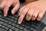 manos sobre el teclado