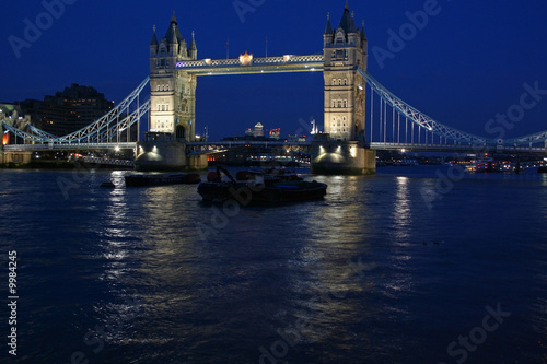 Fotoboard na płycie Tower Bridge w nocy