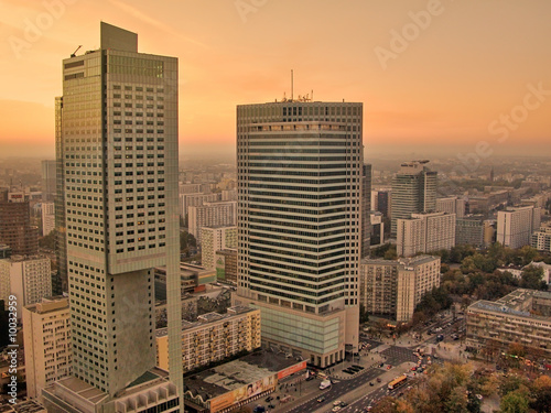 Board z aluminiowym obramowaniem Warszawa Śródmieście o zmierzchu.