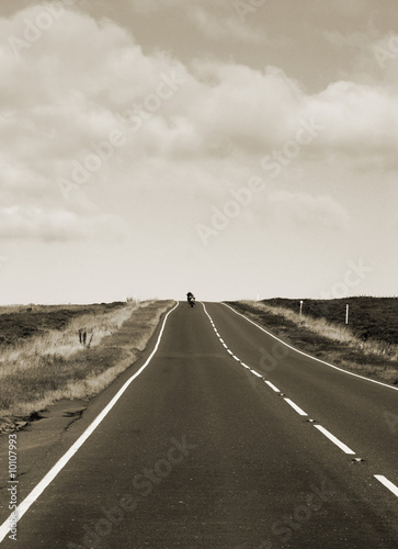 Obraz na płótnie canvas Motocykle podróżować po wiejskiej drodze w yorkshire moors