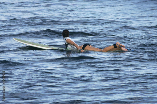 Belle Fille Sur Une Planche De Surf Stock Photo Adobe Stock