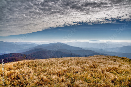 Plakat na papierze fotorealistycznym Widok na góry z niebieskim niebem i chmurami (bieszczady - polska)