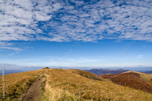 Plakat na papierze fotorealistycznym Widok na góry z niebieskim niebem i chmurami (bieszczady - polska)