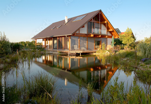 Haus Am Wasser Kaufen Sie Dieses Foto Und Finden Sie Ahnliche