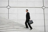 Fototapeta  - Homme d'affaires montant les marches d'un escalier