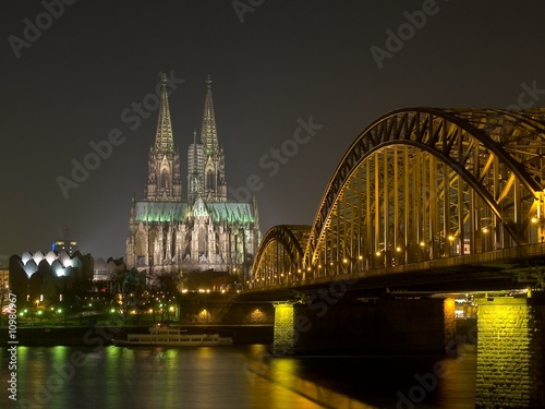 Board z aluminiowym obramowaniem Koelner dom w nocy