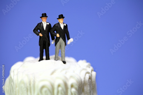 Fotografie, Obraz Miniature homosexual couple on a wedding cake. Gay marriage.