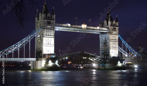 Fotoboard na płycie Mostu tower bridge podniesione w Londynie o zmierzchu