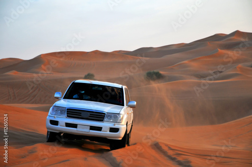 Fototapeta na wymiar Jeep in dunes