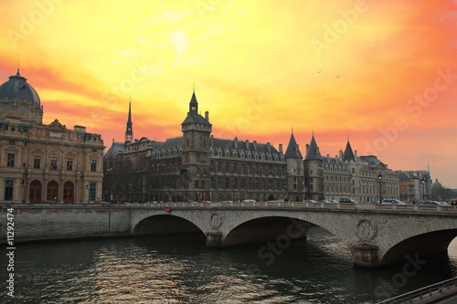 Obraz na płótnie canvas trzyczęściowy "tryptyk" Quai des orfevres in Paris