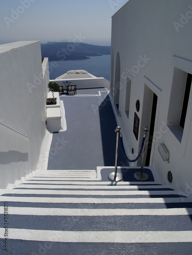 Board z aluminiowym obramowaniem Schody do hotelu santorini, grecja