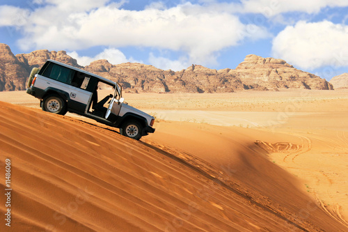 Naklejka - mata magnetyczna na lodówkę jeep car in desert