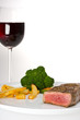 Steak, Gemüse und ein Glas Rotwein