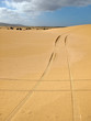 Fahrspuren im Wüstensand