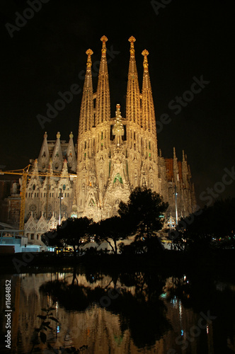 Plakat na papierze fotorealistycznym Sagrada familia w nocy (barcelona, ​​hiszpania)