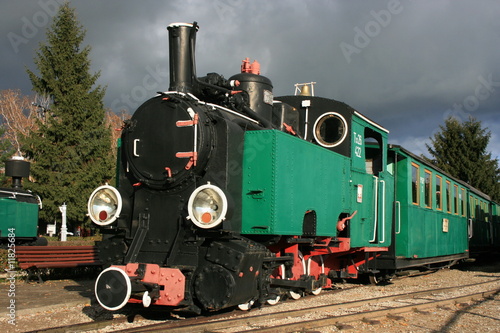 stara-czarno-zielona-lokomotywa-parowa