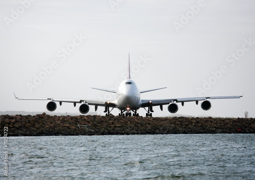 Obraz na płótnie canvas 747 jumbo jet widok z przodu