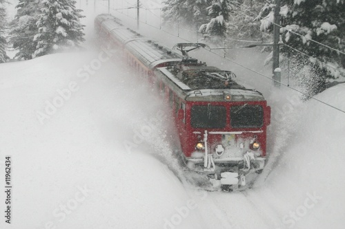 Naklejka ścienna Schneesturm auf der Rhätischen Bahn