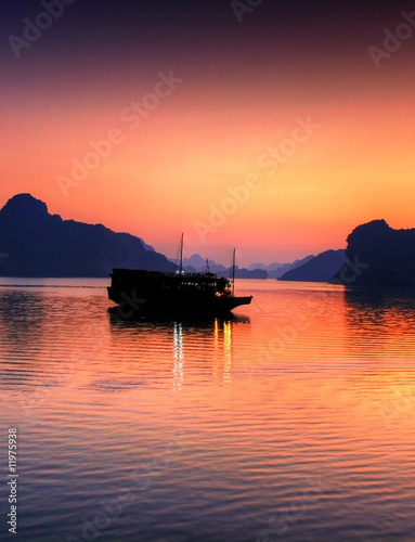 Board z aluminiowym obramowaniem Zachód słońca w halong bay - Wietnam