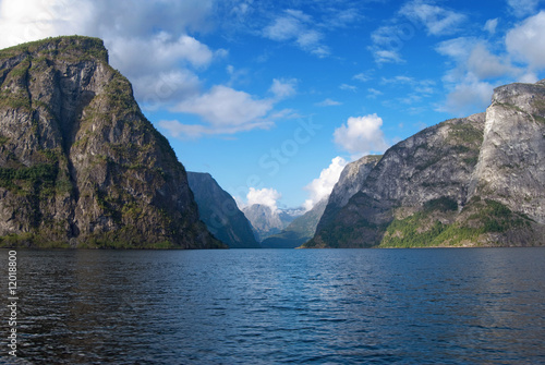 bedruckte Wasserabweisende Stoffe - Naeroyfjord in Norwegen, seit 2005 UNESCO World Heritage (von alexm156)