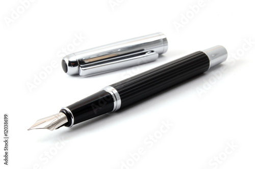 Fotografía fountain pen isolated on white background
