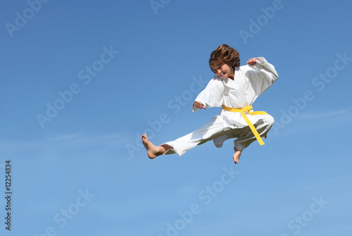 Board z aluminiowym obramowaniem Zdrowy sprawny dzieciak robi karate skok lub kopnięcie