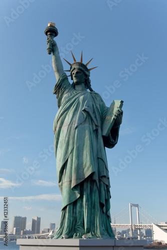 Plakat na papierze fotorealistycznym Statua wolności w tokio, Japonia