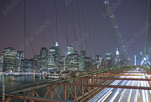 Board z aluminiowym obramowaniem New York City Brooklyn Bridge w nocy