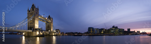 Tapeta ścienna Panoramiczny wieczór shot czasu z mostu tower i city of london.