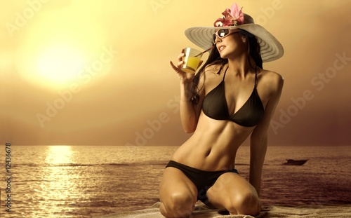 Obraz w ramie Kobieta w kapeluszu nad morzem