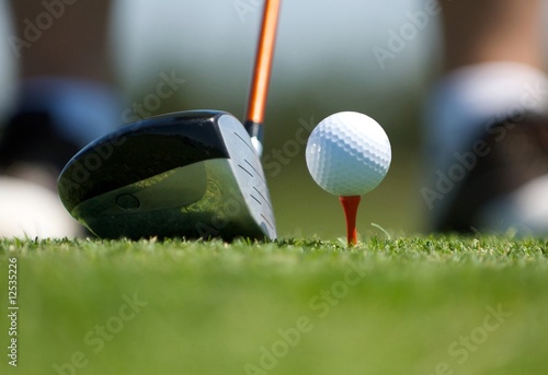Fototapety Golf  zblizenie-pilki-golfowej-na-koszulce-z-kijem