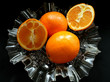 Pomarańcze  w szklanym naczyniu
