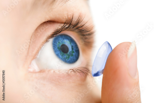 Fotografía beautiful human eye and contact lens isolated