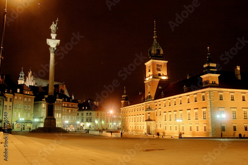 Board z aluminiowym obramowaniem Ratusz w Warszawie w nocy