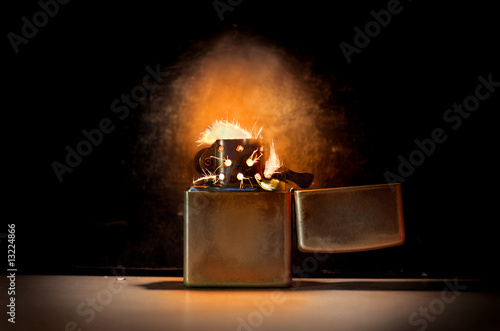 Fotografía spark lighter on black background (hands free)