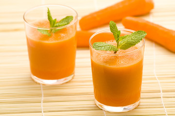 fresh carrot juice and mint