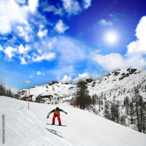Board z aluminiowym obramowaniem Jazda na snowboardzie w alpejskim krajobrazie