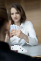 zwei geschäftsfrauen spielen poker