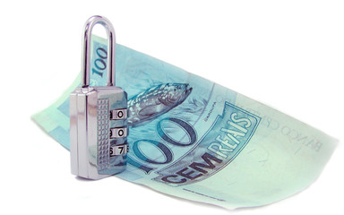 100 real brazilian money and closed padlock