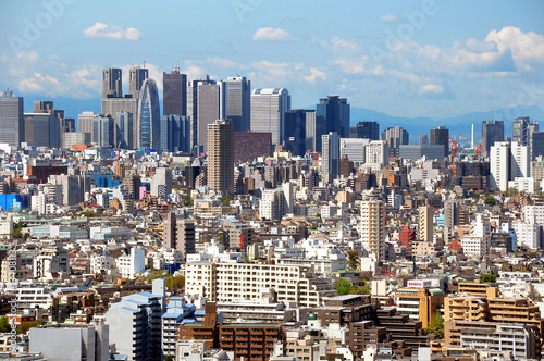 Board z aluminiowym obramowaniem Tokio, widok dzielnicy Shinjuku