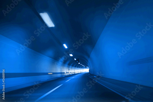 Board z aluminiowym obramowaniem Tunel