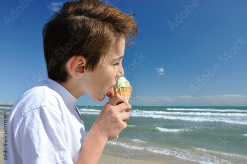 Enfant Qui Mange Une Glace A La Mer Stock Photo Adobe Stock Enfant Qui Mange Une Glace A La Mer Stock Photo Adobe Stock