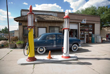 Historische Route 66, Renovierte Alte Tankstelle Mit Oldtimer