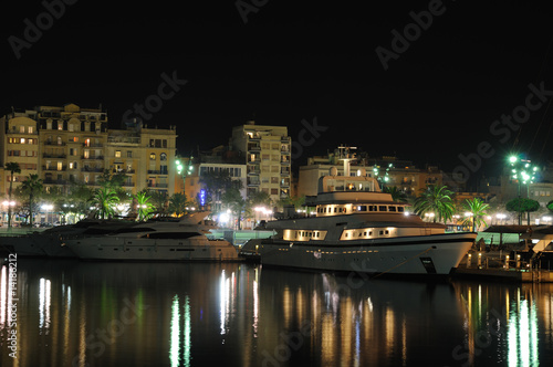 Plakat na papierze fotorealistycznym Marina w barcelonie w nocy