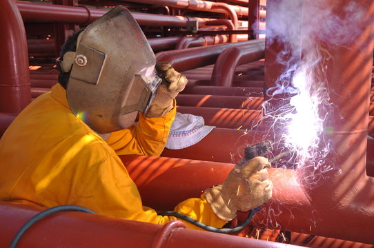 Fototapete - welder on chemical ship
