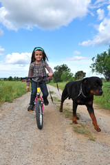 Poster - fillette a vélo et son rottweiler